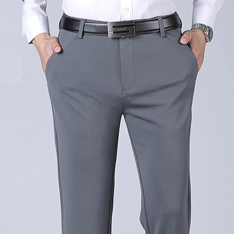 PANTALÓN DE VESTIR MILO en color khaki — Noembre